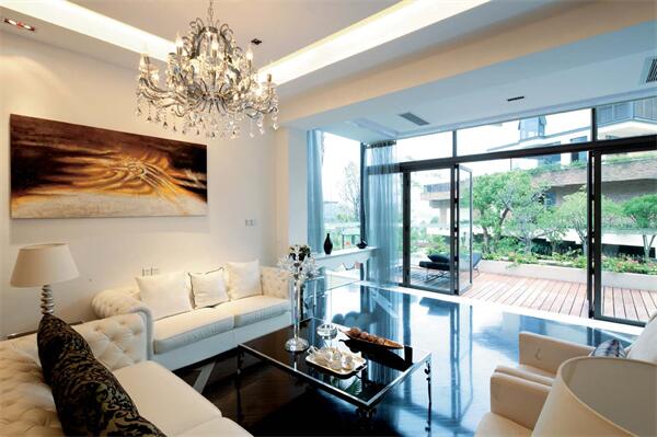 江都區(qū)新區(qū)近商場，96平兩室，配套齊全